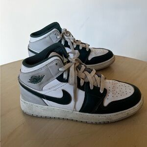 Nike - Kids Jordans in Forest Green & White